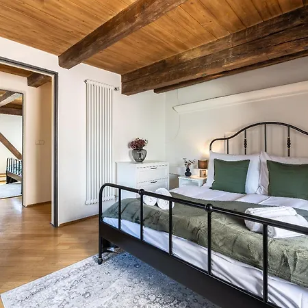 Luxury Retreat By Charles Bridge Apartmán *