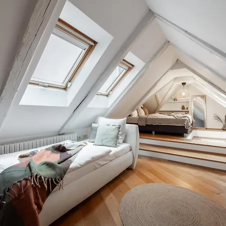 Luxury Retreat By Charles Bridge Apartmán
